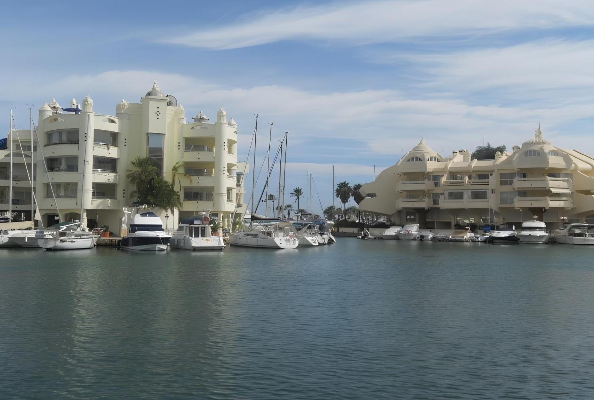 Next To Puerto Marina And The Apartamento Benalmádena